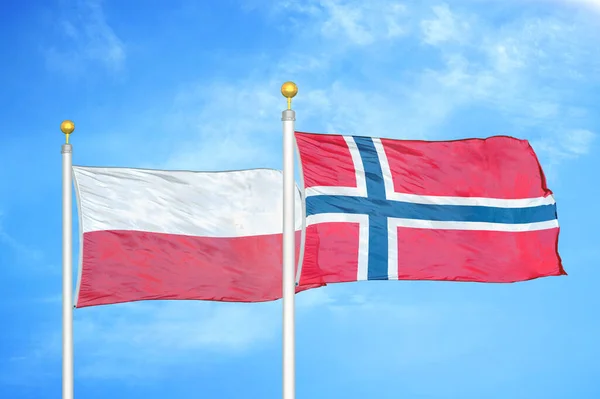 Польща Норвегія Два Прапори Флагштоках Синє Хмарне Небо — стокове фото