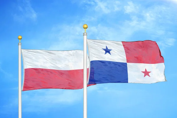 Polonia Panamá Dos Banderas Sobre Asta Bandera Fondo Azul Cielo —  Fotos de Stock