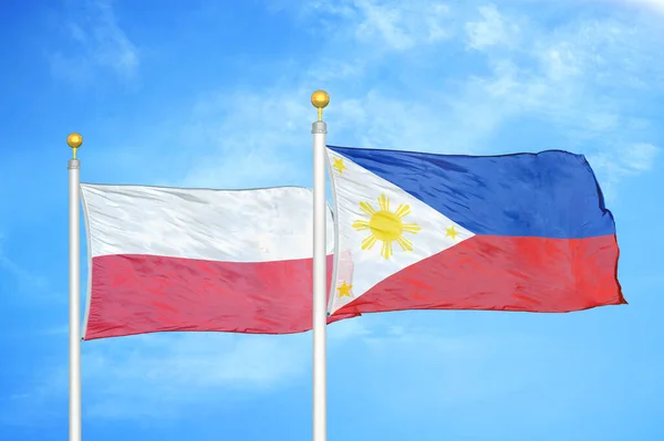 Polonia Filipinas Dos Banderas Sobre Asta Bandera Fondo Azul Cielo —  Fotos de Stock
