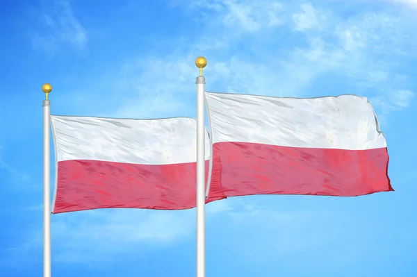 Pologne Deux Drapeaux Sur Les Mâts Fond Bleu Ciel Nuageux — Photo