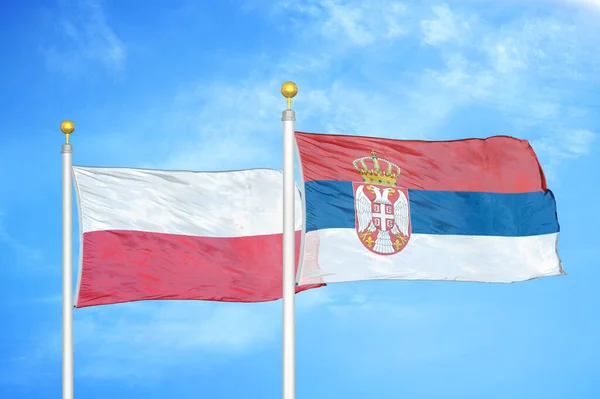 Polsko Srbsko Dvě Vlajky Vlajkových Stožárech Modrá Oblačná Obloha Pozadí — Stock fotografie
