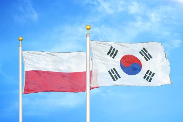 Polonia Corea Del Sud Due Bandiere Pennoni Cielo Azzurro Nuvoloso — Foto Stock