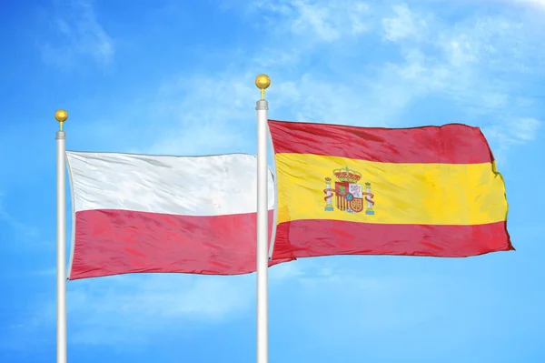 폴란드 스페인 깃대에 구름낀 배경에 — 스톡 사진