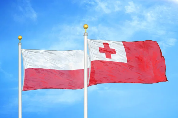 Polen Tonga Twee Vlaggen Vlaggenmasten Blauwe Bewolkte Lucht Achtergrond — Stockfoto