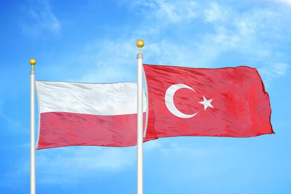 Polonia Turquía Dos Banderas Sobre Asta Bandera Fondo Azul Cielo — Foto de Stock