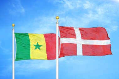 Senegal ve Danimarka bayrak direkleri ve mavi bulutlu arka planda iki bayrak