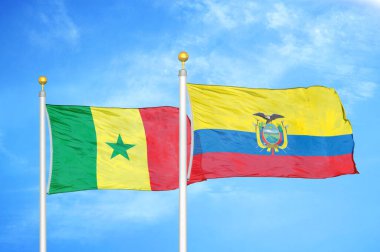 Senegal ve Ekvador bayrak direğinde iki bayrak ve mavi bulutlu gökyüzü arkaplanı