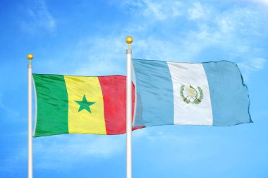 Senegal ve Guatemala bayrak direkleri ve mavi bulutlu arka planda iki bayrak