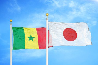 Senegal ve Japonya bayrak direkleri ve mavi bulutlu arka planda iki bayrak