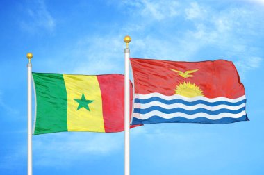 Senegal ve Kiribati bayrak direkleri ve mavi bulutlu arka planda iki bayrak