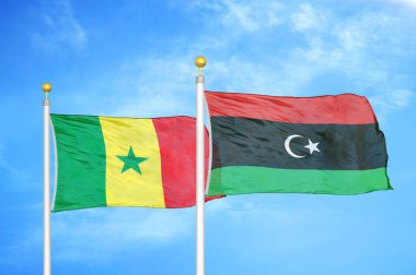 Senegal ve Libya bayrak direkleri ve mavi bulutlu arka planda iki bayrak