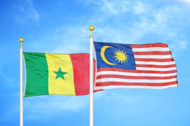 Senegal ve Malezya bayrak direkleri ve mavi bulutlu arka planda iki bayrak