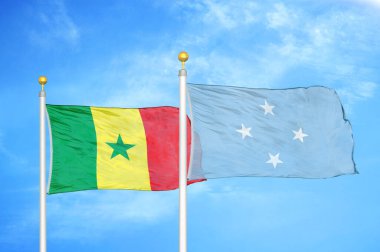 Senegal ve Mikronezya bayrak direkleri üzerinde iki bayrak ve mavi bulutlu arka plan