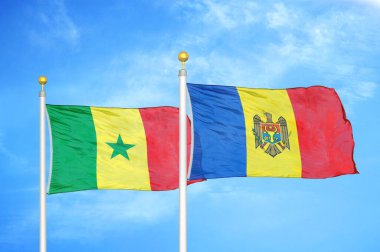 Senegal ve Moldova bayrak direkleri ve mavi bulutlu arka planda iki bayrak