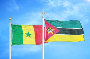 Senegal ve Mozambik bayrak direkleri üzerinde iki bayrak ve mavi bulutlu arka plan