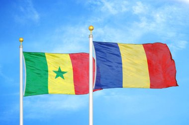 Senegal ve Romanya bayrak direkleri ve mavi bulutlu arka planda iki bayrak