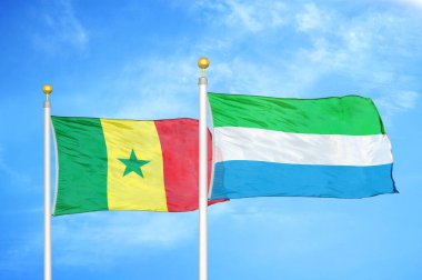 Senegal ve Sierra Leone bayrak direkleri ve mavi bulutlu arka planda iki bayrak