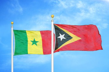 Senegal ve Timor-Leste Doğu Timor bayrak direkleri üzerinde iki bayrak ve mavi bulutlu arka plan
