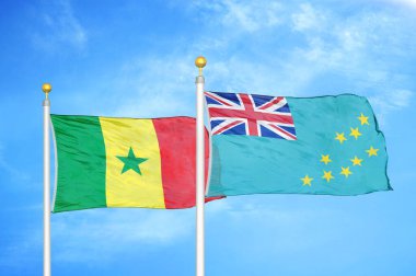 Senegal ve Tuvalu bayrak direkleri ve mavi bulutlu arka planda iki bayrak