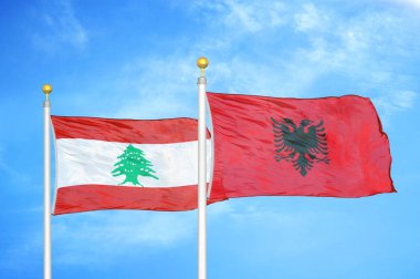 Lübnan ve Arnavutluk bayrak direkleri ve mavi bulutlu arka planda iki bayrak