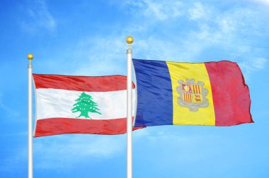 Lübnan ve Andorra bayrak direkleri ve mavi bulutlu arka planda iki bayrak