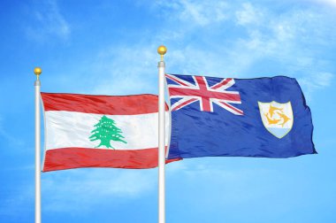 Lübnan ve Anguilla bayrak direkleri ve mavi bulutlu arka planda iki bayrak