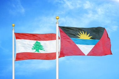 Lübnan, Antigua ve Barbuda bayrak direğinde iki bayrak ve mavi bulutlu gökyüzü arkaplanı