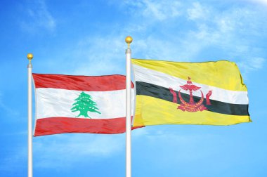 Lübnan ve Brunei Darussalam bayrak direkleri üzerinde iki bayrak ve mavi bulutlu arka plan