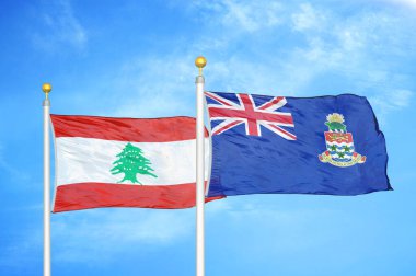 Lübnan ve Cayman Adaları bayrak direkleri ve mavi bulutlu arka planda iki bayrak