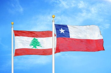 Lübnan ve Şili bayrak direkleri ve mavi bulutlu arka planda iki bayrak