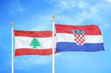 Lübnan ve Hırvatistan bayrak direkleri ve mavi bulutlu arka planda iki bayrak