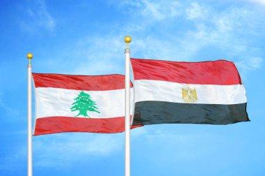 Lübnan ve Mısır bayrak direkleri ve mavi bulutlu arka planda iki bayrak