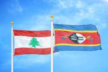 Lübnan ve Eswatini Svaziland bayrak direkleri ve mavi bulutlu arka planda iki bayrak