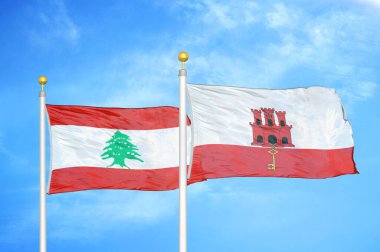 Lübnan ve Cebelitarık bayrak direkleri üzerinde iki bayrak ve mavi bulutlu arka plan