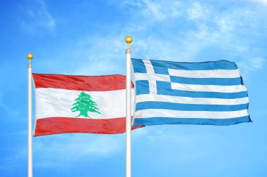 Lübnan ve Yunanistan bayrak direkleri ve mavi bulutlu arka planda iki bayrak