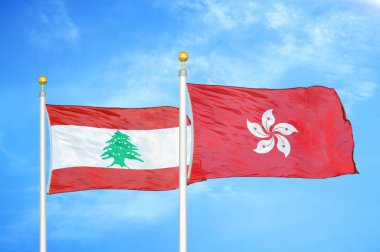 Lübnan ve Hong Kong bayrak direkleri ve mavi bulutlu arka planda iki bayrak