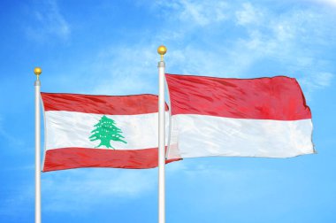 Lübnan ve Endonezya bayrak direkleri üzerinde iki bayrak ve mavi bulutlu arka plan