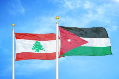 Lübnan ve Ürdün bayrak direkleri üzerinde iki bayrak ve mavi bulutlu arka plan