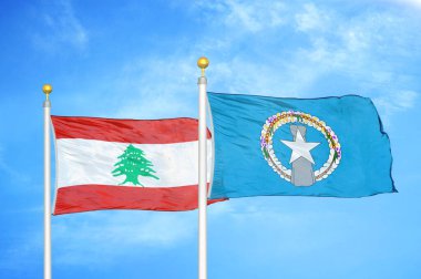 Lübnan ve Kuzey Mariana Adaları bayrak direkleri ve mavi bulutlu arka planda iki bayrak