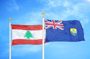 Lübnan ve Saint Helena bayrak direkleri ve mavi bulutlu arka planda iki bayrak