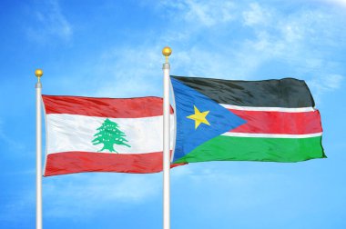 Lübnan ve Güney Sudan bayrak direkleri ve mavi bulutlu arka planda iki bayrak