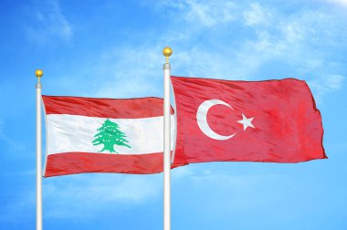 Lübnan ve Türkiye bayrak direkleri ve mavi bulutlu arka planda iki bayrak