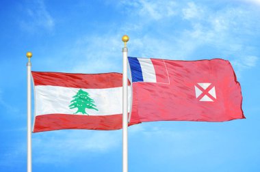 Lübnan, Wallis ve Futuna bayrak direğinde iki bayrak ve mavi bulutlu arka plan