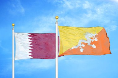 Katar ve Butan bayrak direkleri üzerinde iki bayrak ve mavi bulutlu gökyüzü arkaplanı