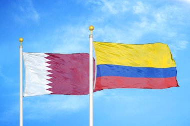 Katar ve Kolombiya bayrak direkleri üzerinde iki bayrak ve mavi bulutlu arka plan