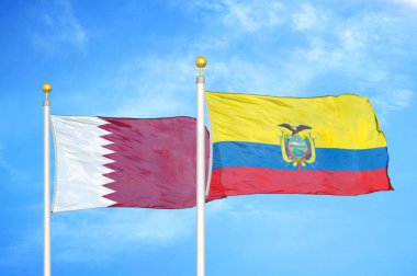 Katar ve Ekvador bayrak direkleri üzerinde iki bayrak ve mavi bulutlu gökyüzü arkaplanı