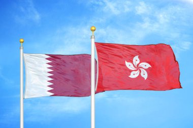 Katar ve Hong Kong bayrak direkleri ve mavi bulutlu arka planda iki bayrak