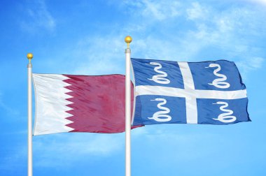 Katar ve Martinik yılanları bayrak direkleri üzerinde iki bayrak ve mavi bulutlu arka plan