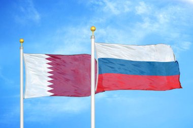 Katar ve Rusya bayrak direkleri ve mavi bulutlu arka planda iki bayrak