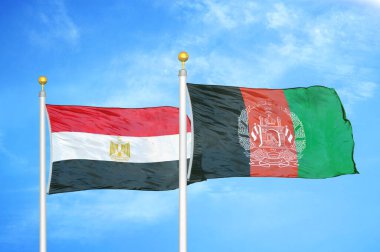Mısır ve Afganistan bayrak direkleri ve mavi bulutlu arka planda iki bayrak